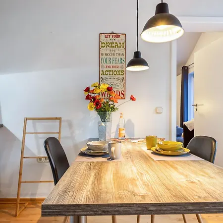 Alter Laden Apartment *